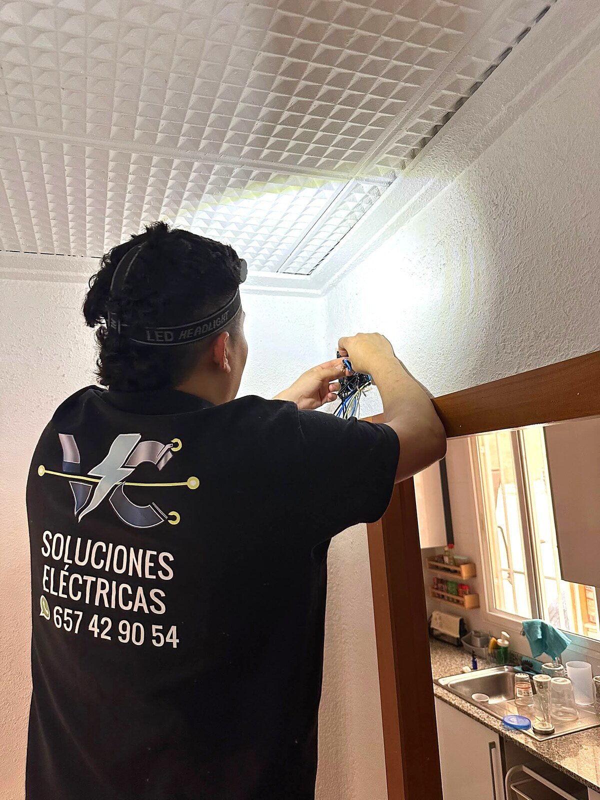 Técnico instalando iluminación de techo en Valencia
