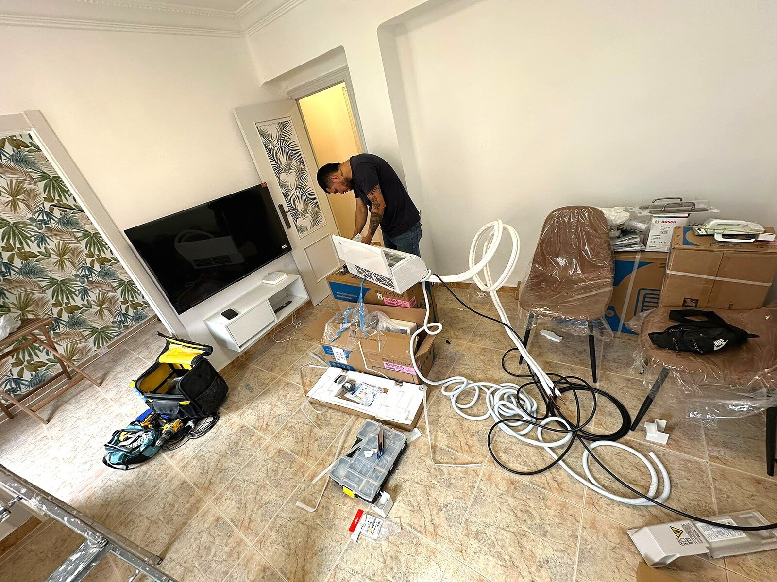 Equipo de VC Soluciones Eléctricas trabajando en Burjassot