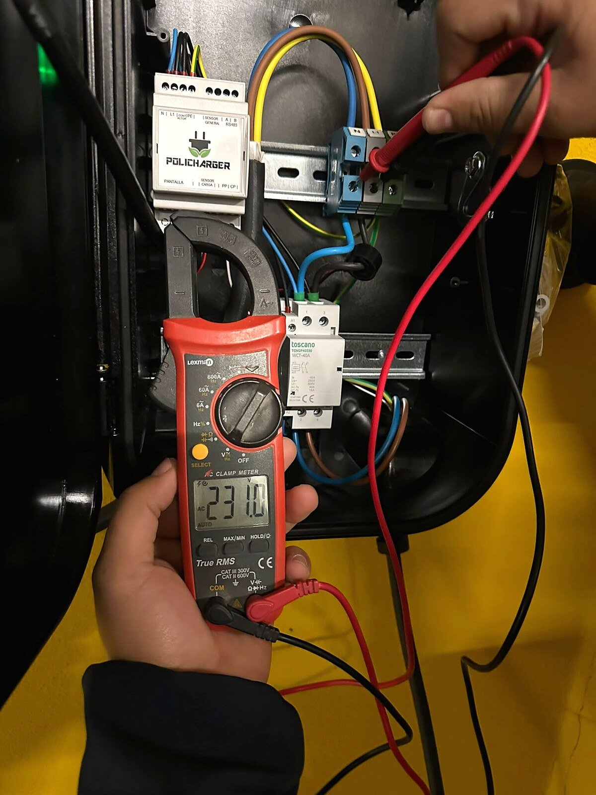 Trabajo en altura de electricista en Valencia